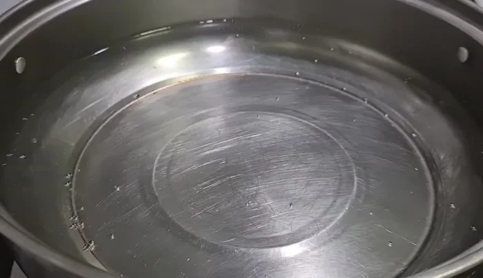 Boil the squid until cooked. Cut into bite-sized pieces if necessary.