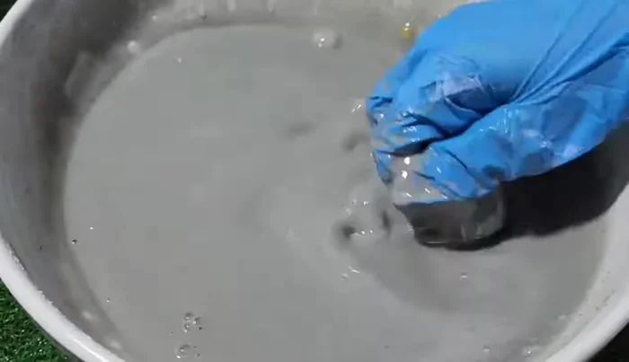 Prepare a Teflon pan. Filter the flour mixture through a sieve.