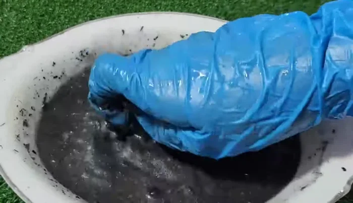 Filter the soaked coconut husks using a sieve or thin cloth (admin uses a 2-layer sieve twice).