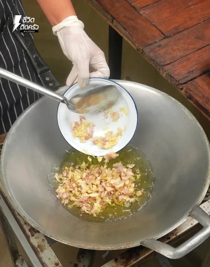 Heat a pan over low heat. Add oil and water, then add the pounded garlic and stir continuously until light brown. Add sesame seeds and fry briefly. (115.88)