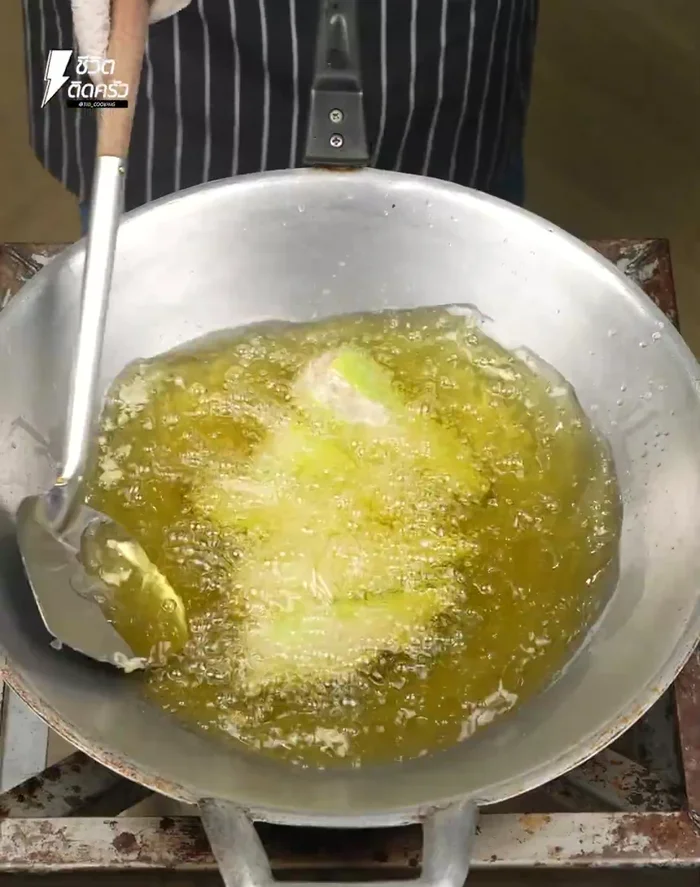 Fry the stuffed bell peppers in a pan over medium-low heat until golden brown. (144.239)