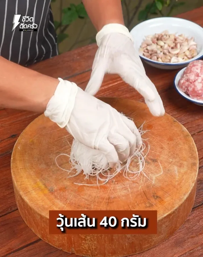 Cook and soak glass noodles until the water is out. Cut into 1-finger length pieces and set aside. (35.48)