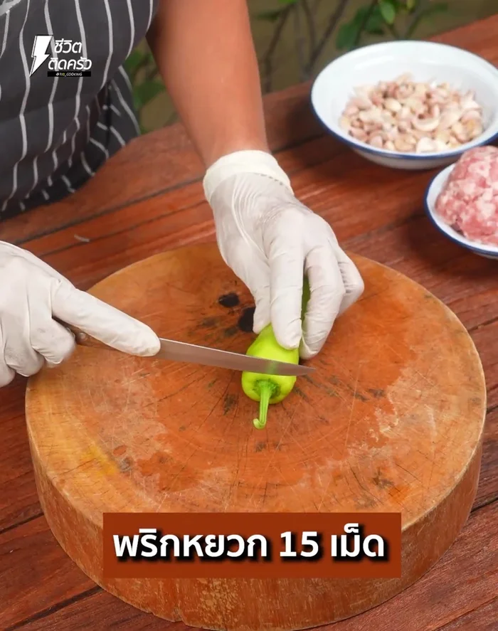 Cut chili peppers in half, remove the core and set aside. (44.8)