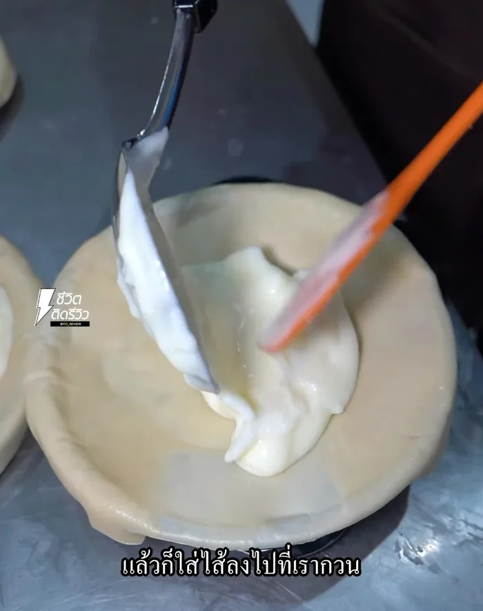 Add the dough to the bottom of the tart shell, followed by the filling. Close with a pleated front and cut the edge.