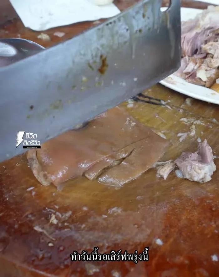 Boil the pork leg in the morning. The whole period and then put it off until the meat is ready.