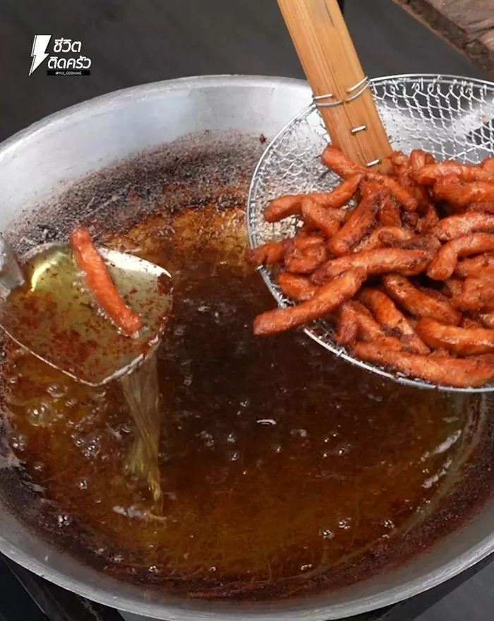 Serve: Remove the fried pork from the pan and drain excess oil. Serve hot with the Nam Jim Jaew dipping sauce and sticky rice.