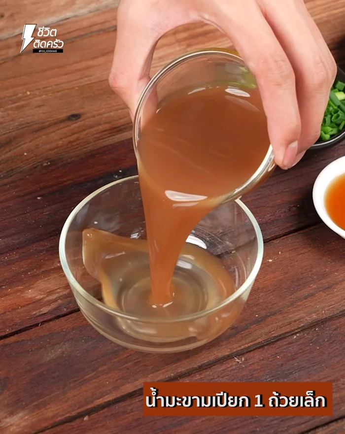 Prepare the Nam Jim Jaew dipping sauce: Combine tamarind juice, chili powder, roasted rice powder, sugar, fish sauce, and a little boiled water. Mix well. Sprinkle with chopped green onions and set aside.