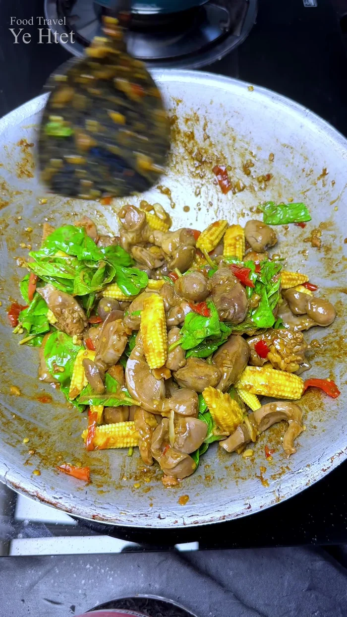 Add fragrant bay leaves (avoid dry ones).