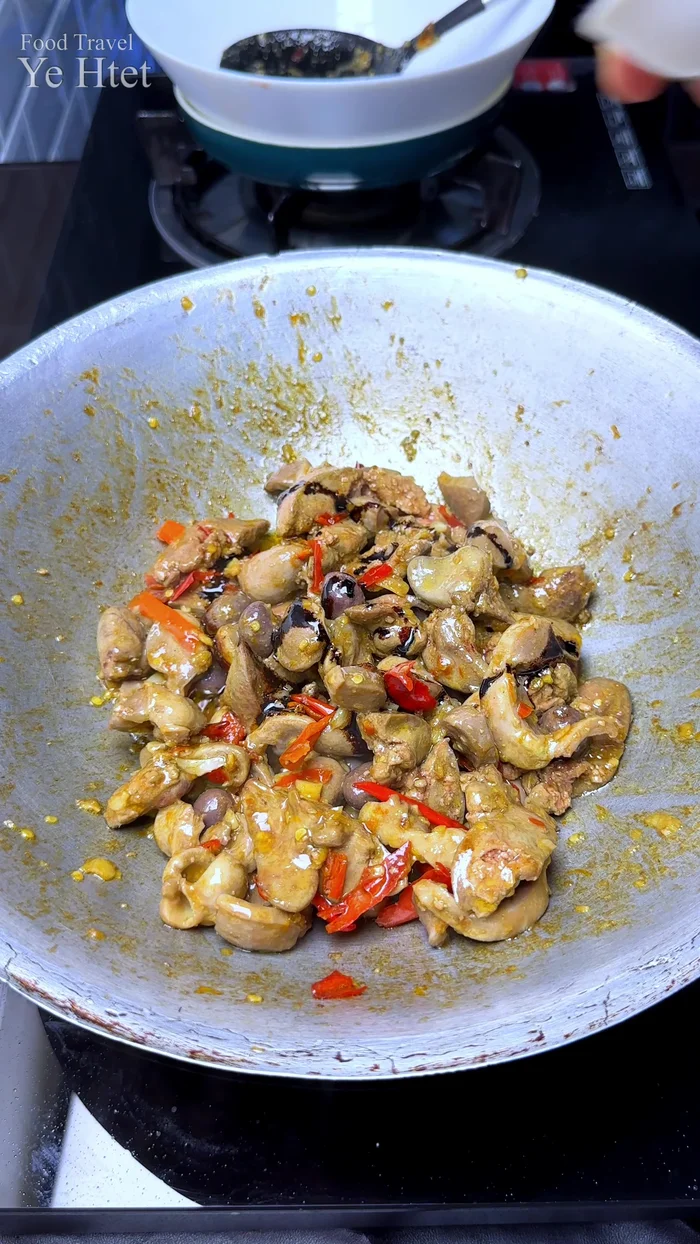 Add boiled chicken breasts once fragrant.