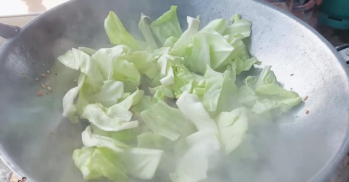 Add 400 grams of chopped and washed cabbage.