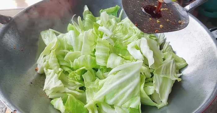 Add 50 ml of water, 1 tablespoon of oyster sauce, 1 tablespoon of white soy sauce, 0.5 teaspoon of seasoning powder, and 1 teaspoon of granulated sugar. Stir-fry to combine.