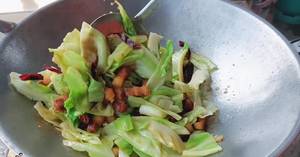 Stir-fried Pork Belly with Cabbage & Galangal: A Delicious Thai Recipe