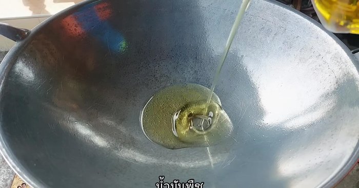 Heat vegetable oil in a wok or frying pan. Spread the oil evenly.