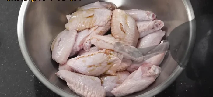 In a bowl, combine fish sauce, sugar, and ground pepper. Add the chicken wings and mix well until the sugar dissolves.