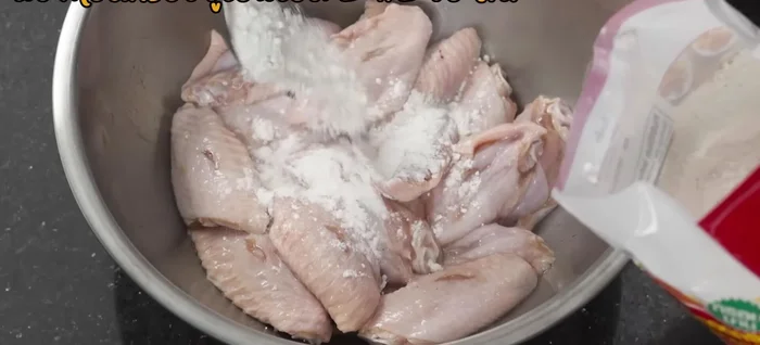Add the UFM crispy fried flour to the marinated chicken, gradually adding water (from washing the chicken and draining it) until you achieve a thin, even coating. Don't make the batter too thick.