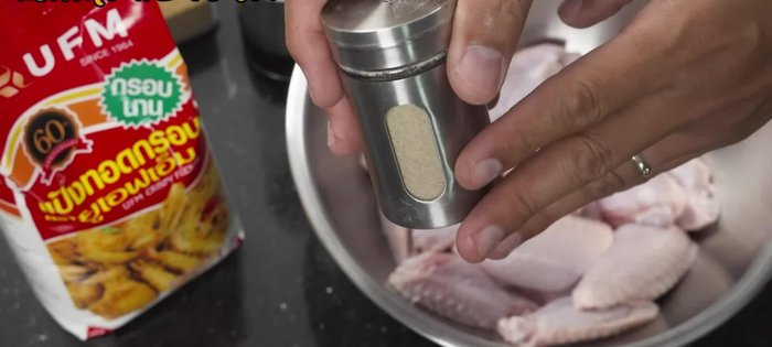 Wash and clean the chicken wings. Prepare fish sauce, water, sugar, ground pepper, and UFM crispy fried flour.