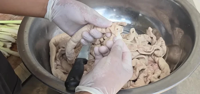 Choose fresh large intestines. Check for freshness by squeezing; it shouldn't break or fall apart.