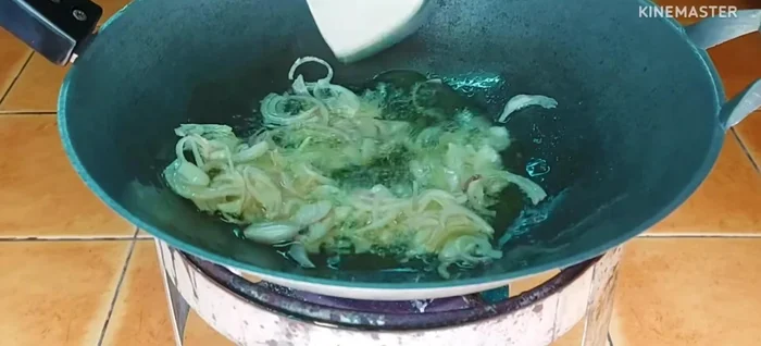 Fry the shallots until fragrant and golden yellow. Remove and set aside to drain.