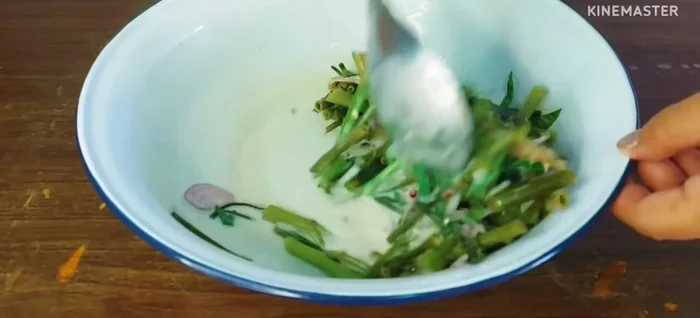 Combine the blanched morning glory, mackerel, and dressing. Mix gently to combine.