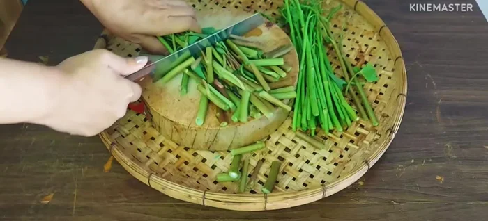 Cut the morning glory into bite-sized pieces. Remove any old or rotten leaves. Use young stems for a crispier texture.