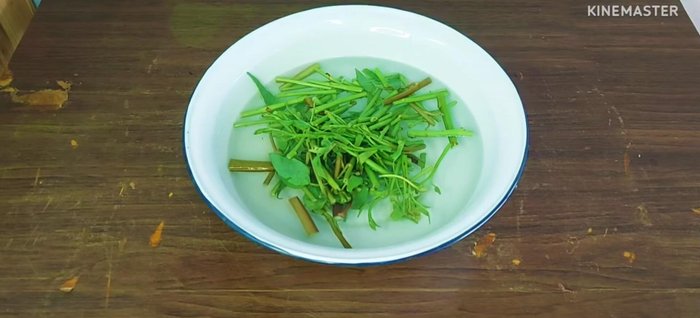 Soak the morning glory in water for 5-10 minutes to prevent discoloration.