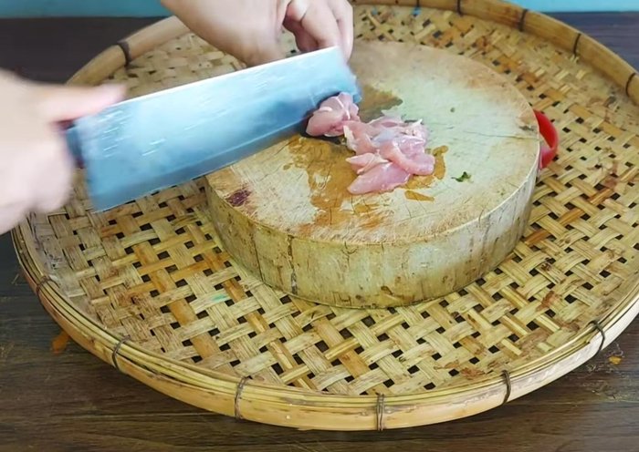 Prepare the chicken: Cut the chicken into bite-sized pieces.