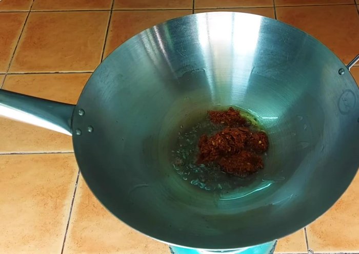 Stir-fry the red curry paste in oil until fragrant.