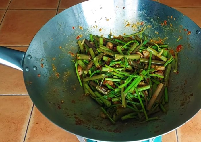 Add the kaffir lime leaves and stir-fry briefly.