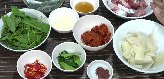 Cut the catfish into pieces, wash, and knead with salt to remove fishy smell and bitter noodles.