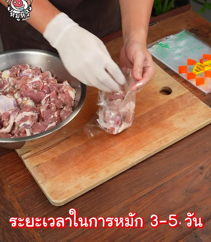Let the marinated chicken and pork ferment for 3-5 days.