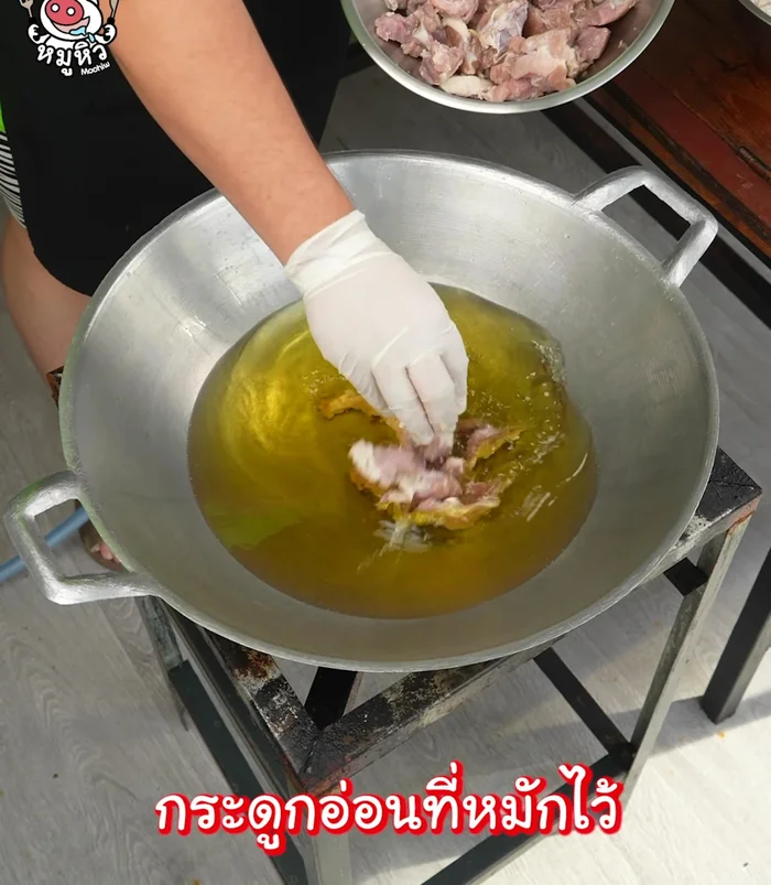 Fry the pork cartilage until cooked through.
