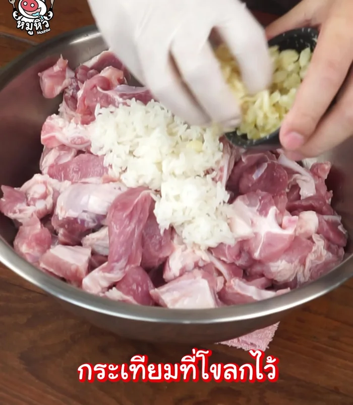 Marinate the pork cartilage.