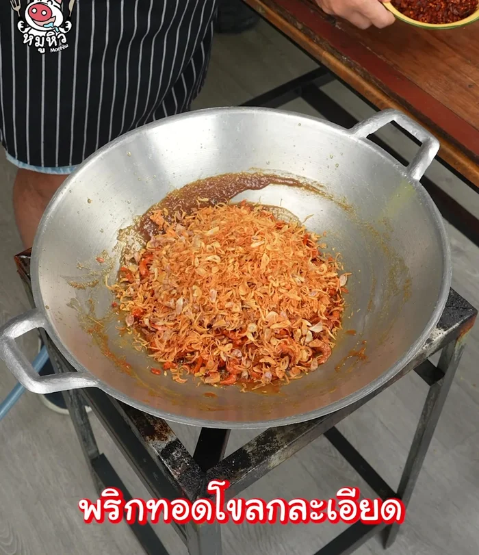 Fry the chilies, pound them, and add them to the mixture. (138.28)