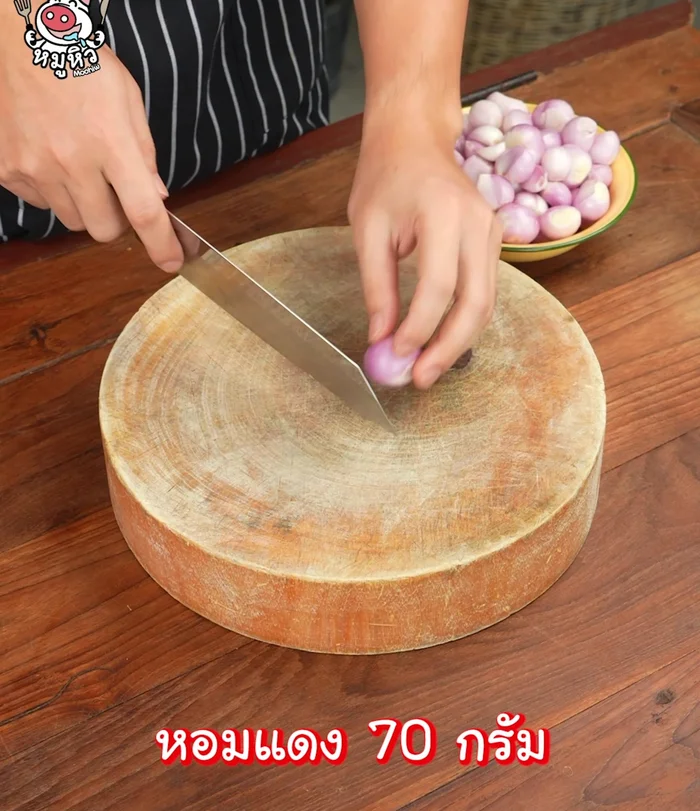 Chop the shallots into equal sizes and fry until a beautiful yellow color is achieved. (23.039)