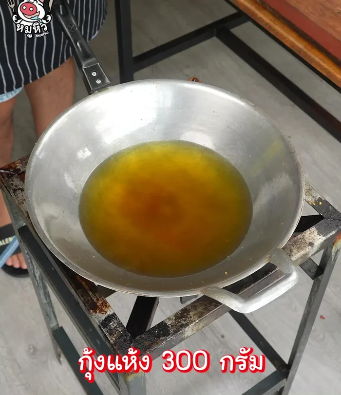 Fry the dried shrimp until fragrant. (86.479)