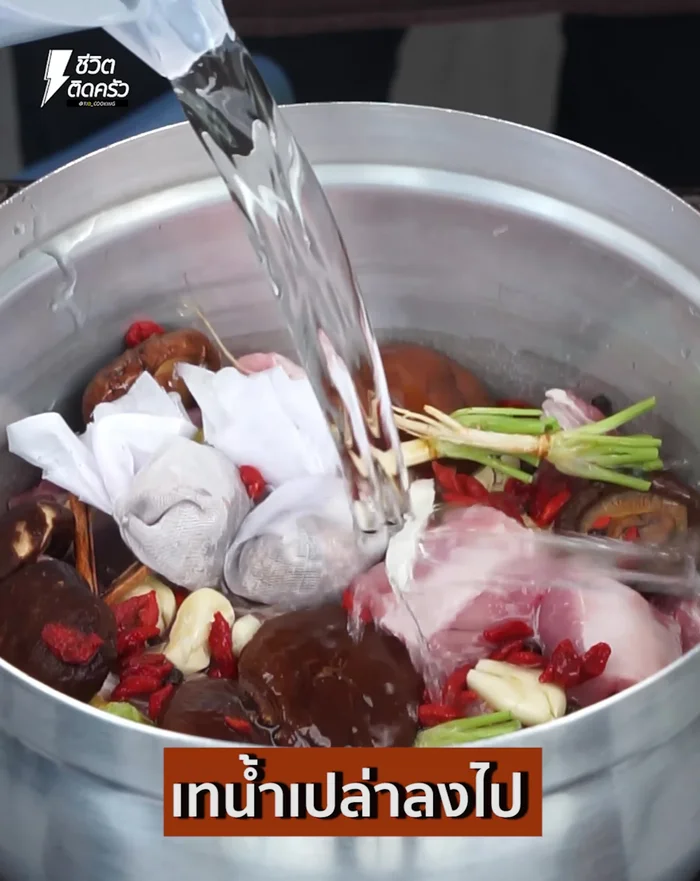 Pour water into the pot, covering the pork bones. Turn on medium heat and stir until bubbles appear. Scoop out the foam.