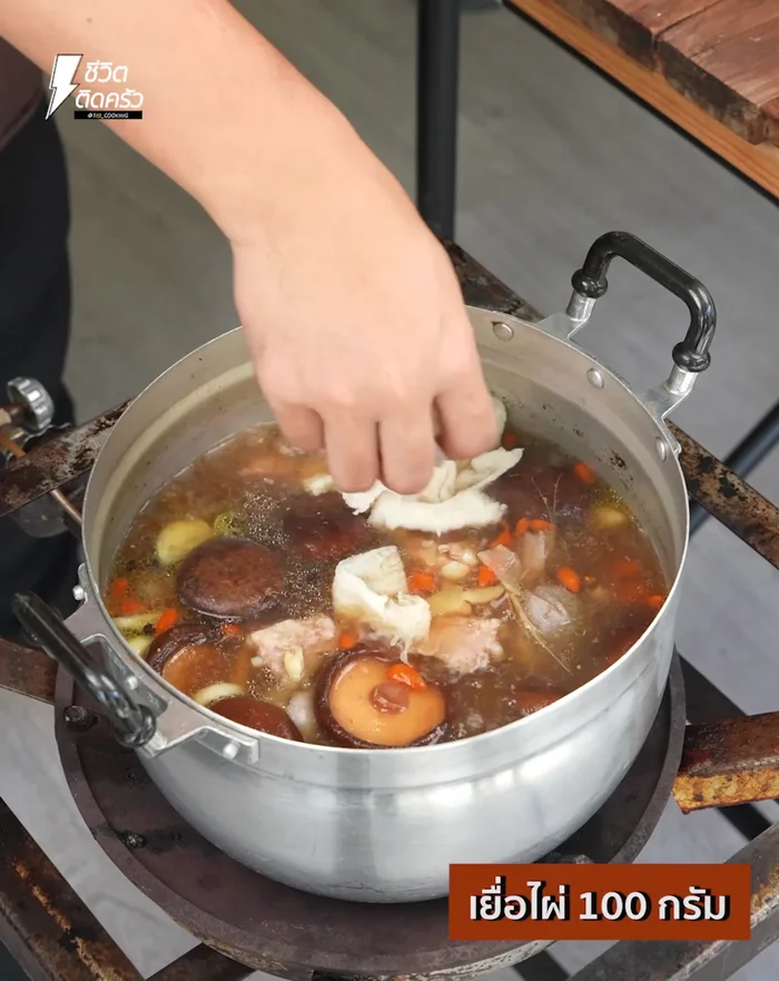 Once the soup boils, add the soaked and pressed bamboo pith. Simmer for 5-10 minutes until the bones are tender.