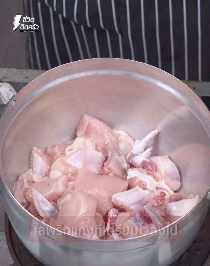 Add chicken meat and the prepared curry paste to a pot.