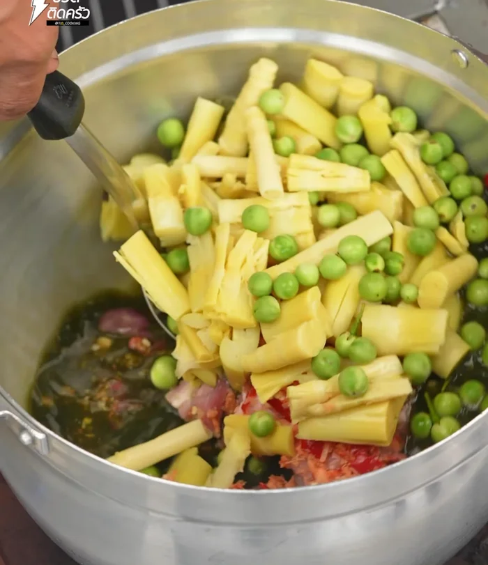 Add boiled bamboo shoots. Close the lid and cook until done. (129.28)