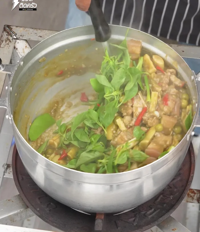 Open the lid, sprinkle with spring onion leaves, and add torn kaffir lime leaves and basil leaves. Mix well. (139.16)