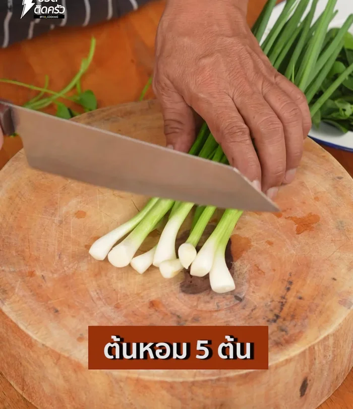 Cut spring onions into equal-sized pieces and set aside. (51.52)