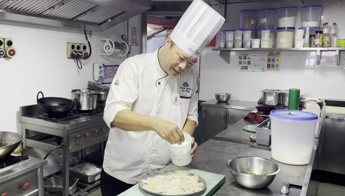 Lightly coat the lotus root slices with potato starch (or cornflour). Ensure it's not too wet.