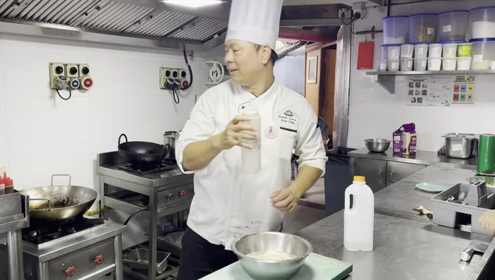 Add vinegar and salt to the water to remove any smell from the lotus root. Let it soak for 1 minute, then drain and rinse.