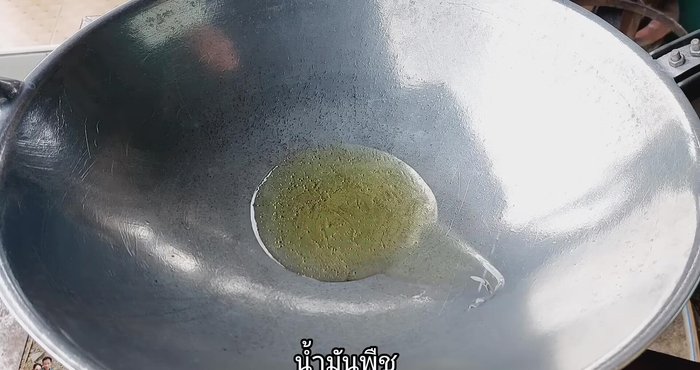 Heat vegetable oil in a wok or frying pan and spread evenly.