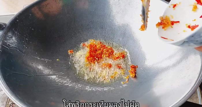 Add the pounded chili and garlic to the pan and stir-fry until fragrant.