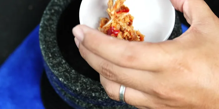 Set aside the garlic, chili, and shrimp paste mixture.