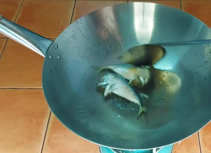 Roast the mackerels until cooked, then let them cool and peel off the skin.
