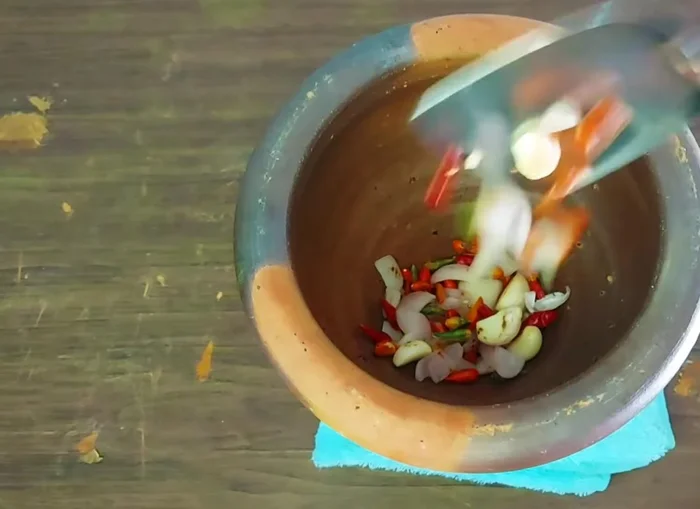 Roast the chili peppers until cooked.