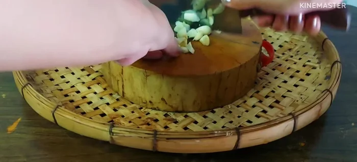 Chop 6-8 cloves of Chinese garlic roughly.