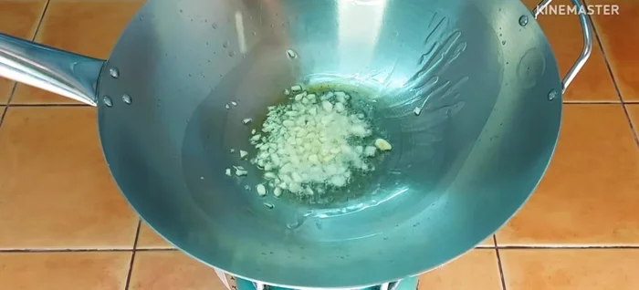 Stir-fry the garlic until fragrant and yellow.
